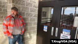 Muchos colegios en Arkansas han comenzado a armar a sus profesores con la esperanza de evitar un futuro tiroteo. El entrenador Dale Cresswell fuera de un colegio en Herber Springs, Arkansas, el 11 de diciembre del 2018