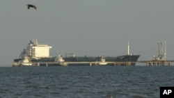 Archivo - El petrolero Pilin Leon atraca para descargar gasolina en la refinería Bajo Grande en Maracaibo, Venezuela, el 2 de diciembre de 2002.