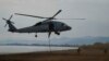 Fuerzas especiales de España aterrizan en una playa desde un helicóptero militar durante el ejercicio Steadfast Dart 2025, en el que participan unas 10.000 tropas de 9 naciones en la mayor operación de la OTAN planificada este año, en Nea Anchialos, Grecia, 13 de febrero de 2025.