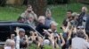 Lula da Silva, vistiendo un traje oscuro, sin corbata y con el cabello totalmente blanco, fue trasladado en medio de un intenso dispositivo de seguridad, y escoltado de cerca por tres agentes de la Policía Federal.