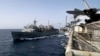 El barco Artic de apoyo rápido de combate de la Armada de EE.UU. transporta carga para el portaaviones Abraham Lincoln durante una operación de abastecimiento en el Mar de Arabia. Foto del 19 de mayo de 2019, proporcionada por la Armada de EE.UU.