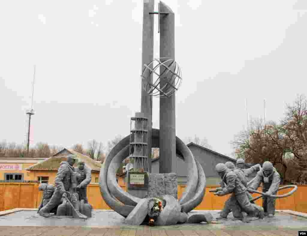 A monument in front of a Chernobyl fire station to the 32 firefighters who died responding to the explosion at Reactor No. 4. (Steve Herman/VOA)