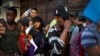 Migrantes cubanos esperan fuera de la Comisión Mexicana de Asistencia a Refugiados (COMAR) en Tapachula, México. [Archivo]