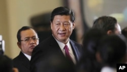 中国国家主席习近平在印尼国会发表演说后离开国会大厦。（2013年10月3日）