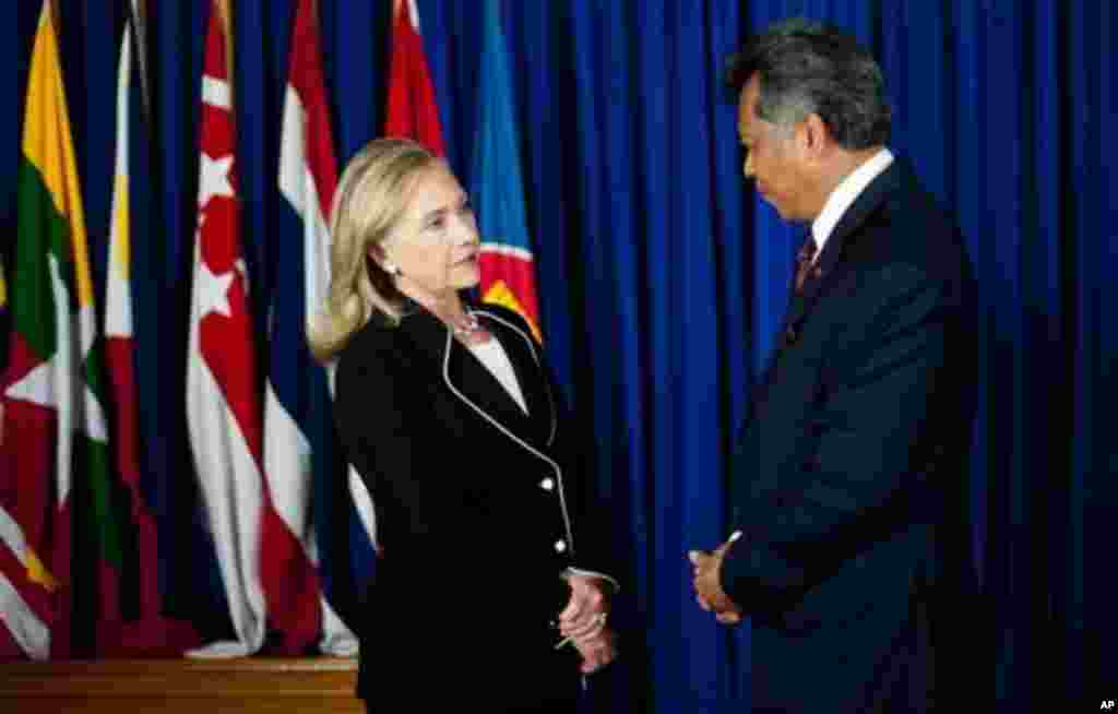 Ngoại trưởng Clinton gặp ông Surin Pitsuwan, Tổng thư ký ASEAN tại Jakarta, Indonesia. 4/9/2012. (AP Photo/Jim Watson, Pool)
