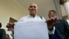 José Torrealba, secretario ejecutivo de la coalición opositora venezolana, mostró a la prensa uno de los formularios necesarios para recoger las firmas para el referendo revocatorio.