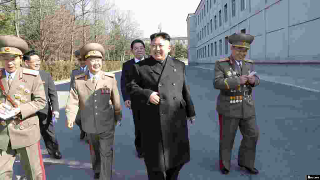 Lãnh đạo Bắc Triều Tiên Kim Jong Un thăm Đại học Chính trị Kim Il Sung.