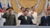 El líder norcoreano Kim Jong Un preside un desfile militar en Pyongyang junto al ministro de Defensa ruso, Sergei Shoigu (izq) y el enviado chino Li Hongzhong el 27 de julio de 2023.