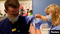 FILE - Fourth-year medical student Anna Roesler administers the Pfizer-BioNTech coronavirus vaccine at Indiana University Health, Methodist Hospital in Indianapolis, Indiana, U.S., December 16, 2020. (REUTERS/Bryan Woolston/File)