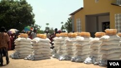 A food distribution site in Makunzi Wali in northern C.A.R. WFP is drastically cutting its food distribution efforts in the country due to lack of funding. (Photo: Zack Baddorf for VOA)