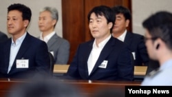 내란음모 혐의 등으로 기소돼 1심에서 징역 12년을 선고받은 한국 이석기 통합진보당 의원에 대한 항소심 선고가 11일 서울고등법원에서 열리고 있다.
