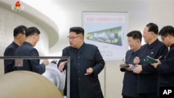 朝鲜官方电视台2017年9月3日公布的画面显示朝鲜领导人金正恩在一处没有指明的地点视察核武器装置。