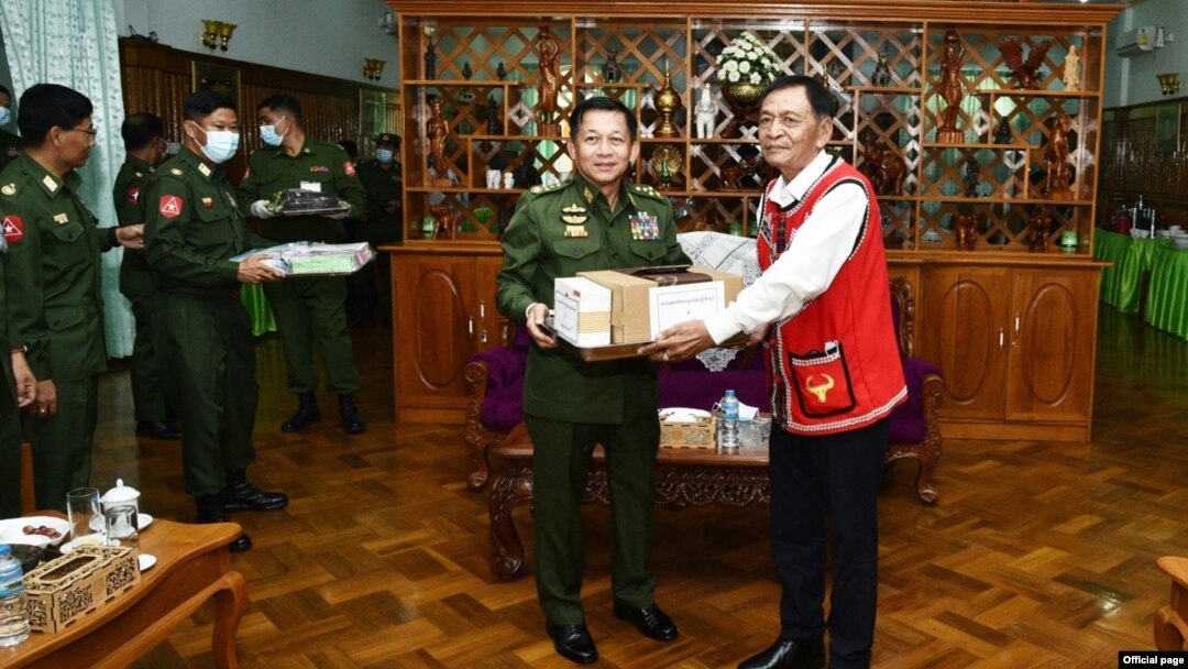 တပ်မတော်ကာကွယ်ရေးဦးစီးချုပ် ဗိုလ်ချုပ်မှူးကြီး မင်းအောင်လှိုင် နှင့် UWSA(ဝ) အဖွဲ့မှ ဒုတိယနိုင်ငံရေးမှူး အဆင့်ရှိ ဦးညီကပ် တို့ တွေ့ဆုံ(Senior General Min Aung Hlaing) 