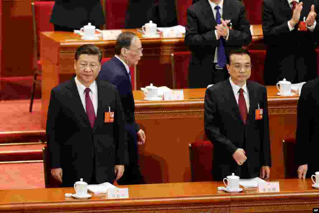 在北京人民大会堂举行的全国人大代表大会开幕式的主席台上,中国国家主席习近平和国务院总理李克强站立,曾经被西方媒体称作中国反腐“沙皇”的人大主席团成员王岐山在他们身后走过。王岐山又回来了。南华早报3月5日引用消息人士的话说,王岐山将成为国家副主席,在未来五年致力于解决中国与美国的外交和贸易关系问题。