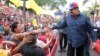 El mandatario venezolano saluda a partidarios durante un acto en apoyo del programa de viviendas del gobierno en el Palacio de Miraflores, en Caracas, el miércoles, 11 de mayo 2016.