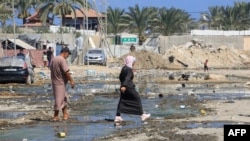 La OMS ha identificado un alto riesgo de propagación de la poliomielitis en Gaza y más allá de sus fronteras, debido a la grave situación sanitaria. Se están realizando esfuerzos para evaluar el riesgo y determinar la necesidad de una campaña de vacunación masiva.