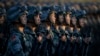 图片说明：解放军排队站在天安门前，等待纪念二战结束70周年阅兵开始。