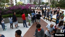 香港选民排长队等待在区议会选举中投下自己的一票。(2019年11月24日)