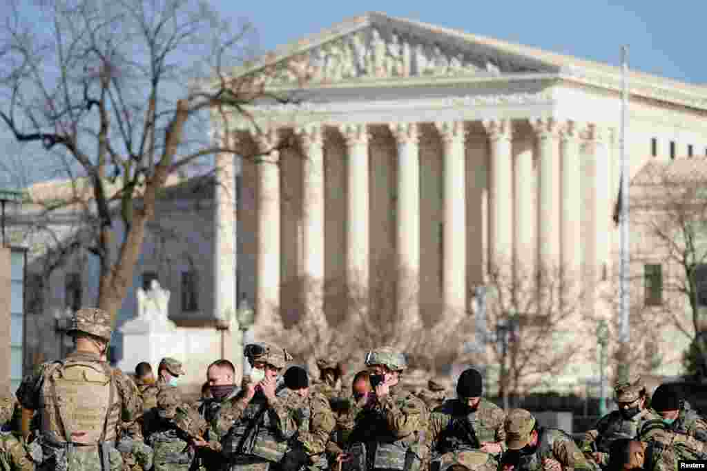 Miembros de la Guardia Nacional se reúnen en zonas adyacentes al Capitolio. 13 de enero de 2021.