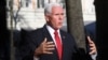 El vicepresidente de EE. UU., Mike Pence, habla fuera del hotel Bayerischer Hof durante la Conferencia de Seguridad en Múnich, Alemania.