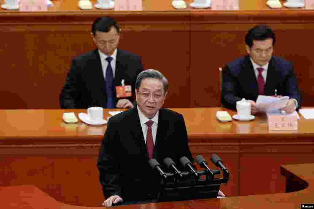 中国政协主席俞正声2018年3月3日于北京人民大会堂举行的政协大会开幕式上发表讲话。 俞正声表示要“加强同港澳台侨同胞团结联谊,动员中华儿女共担民族大业、共圆中国梦”,“拒绝浮躁和脱离国情的极端主张”。但没提“贯彻一国两制、港人治港、澳人治澳、高度自治方针”这类过去常说的套话。中国港澳办前主任王光亚表示,香港在国家决策中始终占据很重要的地位,中共中央主要领导已强调一国两制不会改变,有些话不需每次都说。 