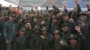 El presidente en disputa de Venezuela, Nicolás Maduro (centro izquierda) posa con tropas en el Fuerte Tiuna, en Caracas, el jueves 2 de mayo de 2019. Foto proporcionada por la oficina de prensa del Palacio de Miraflores.