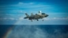 美国海军陆战队一架F-35B战机在南中国海举行的一次飞行行动中正准备在美利坚号两栖攻击舰的甲板上降落。（2020年4月18日）