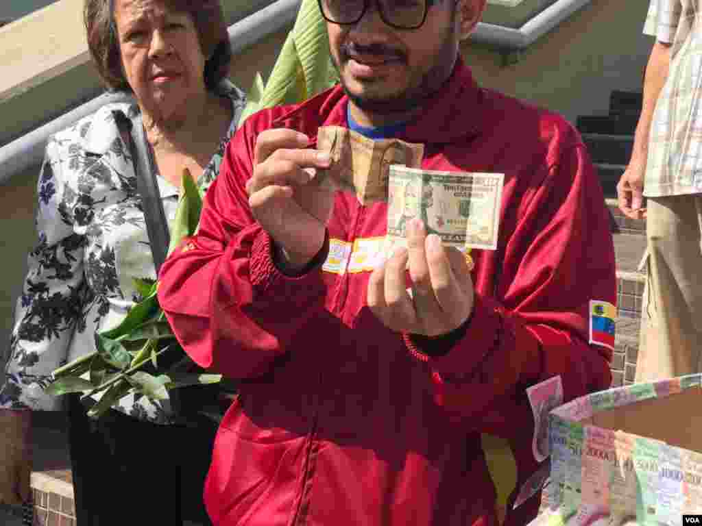 “Actualmente la gente recibe su pago, y dice 'yo quiero mi pago en dólares, no en bolívares'”, afirmó Carlos Julio Rojas, coordinador del frente en defensa del norte de Caracas, quien participó de la protesta. Foto: Carolina Alcalde - VOA.