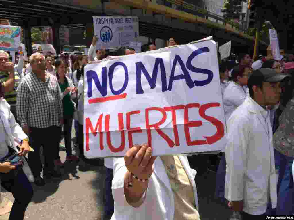 "Ya no más muertes" claman los médicos y enfermeras en las calles de Venezuela.