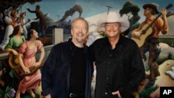 El compositor Don Schlitz, (izquierda) y el cantante y compositor Alan Jackson posan tras anunciarse el miércoles, 5 de abril de 2017, en Nashville, Tennessee, que serán presentados al Salón de la Fama de la Música Country.