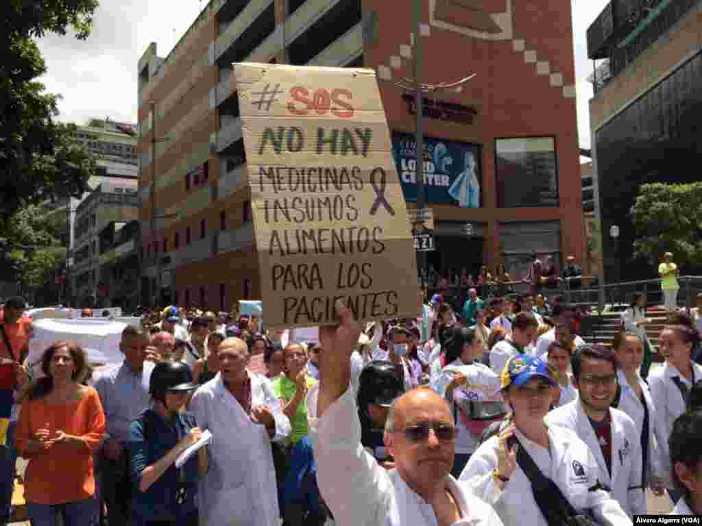 Marcha del gremio de salud denuncia falta de insumos en los centros médicos.