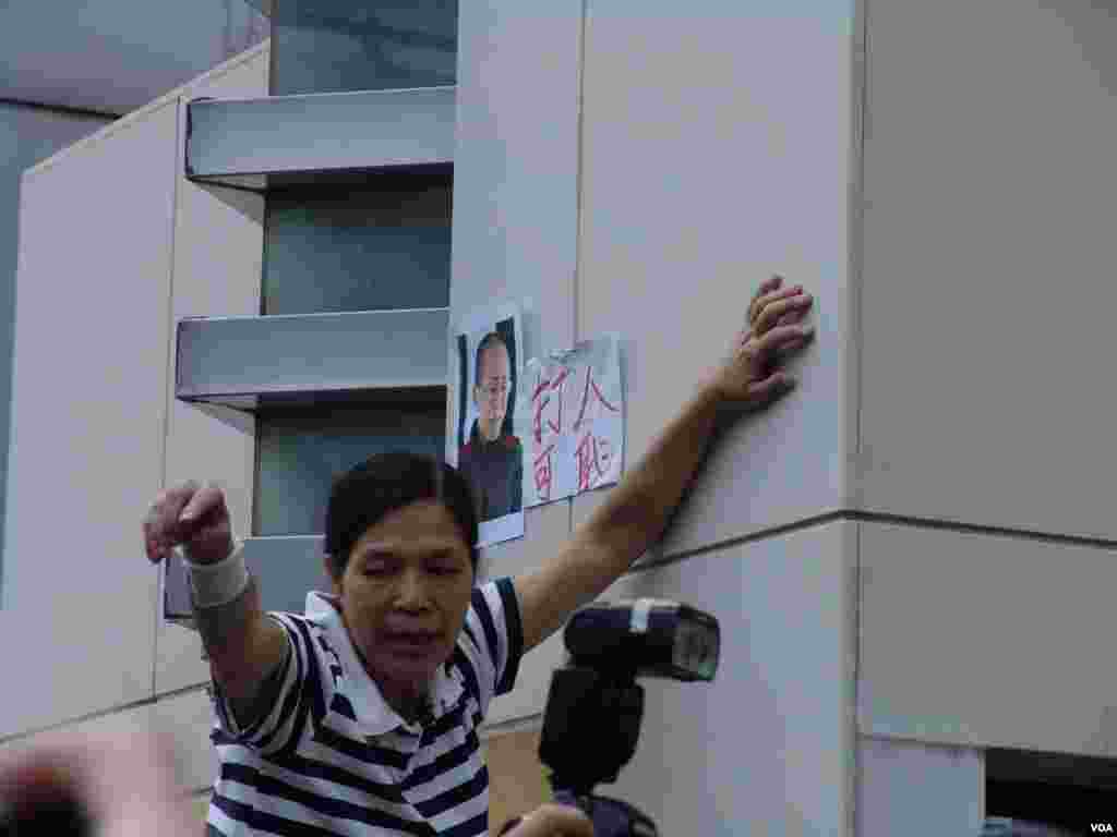 社會民主連線成員呼喊口號(美國之音海彥拍攝)