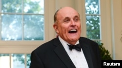 Rudy Giuliani, abogado personal del presidente de Estados Unidos, Donald Trump, habría promovido pláticas secretas con Nicolás Maduro para generar un cambio "suave" en Venezuela.