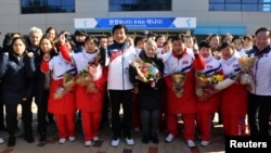 Sarah Murray (C), head coach of the combined women's ice hockey team is seen as North Korean women's ice hockey players arrive at the South Korea's national training center on January 25, 2018 in Jincheon, South Korea. (REUTERS/Song Kyung-Seok/Pool)