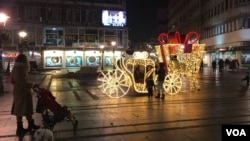 Knez Mihailova ulica u Beogradu sa novogodišnjim ukrasima