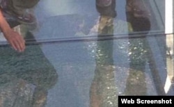 Chinese glass walkway 3,000 feet up in the air cracks as tourists walk across it. (WEB Screenshot)