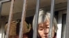 鐵窗後的訪民在被解救前。