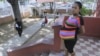 Yanira Sara espera su turno para ser atendida en un hospital de maternidad en Maracaibo, Venezuela.