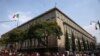 La gente camina cerca de la Corte Suprema, que se espera que vote el martes sobre una propuesta que busca invalidar partes centrales de la reforma judicial, que ya se convirtió en ley, en la Ciudad de México, México, 4 de noviembre de 2024.
