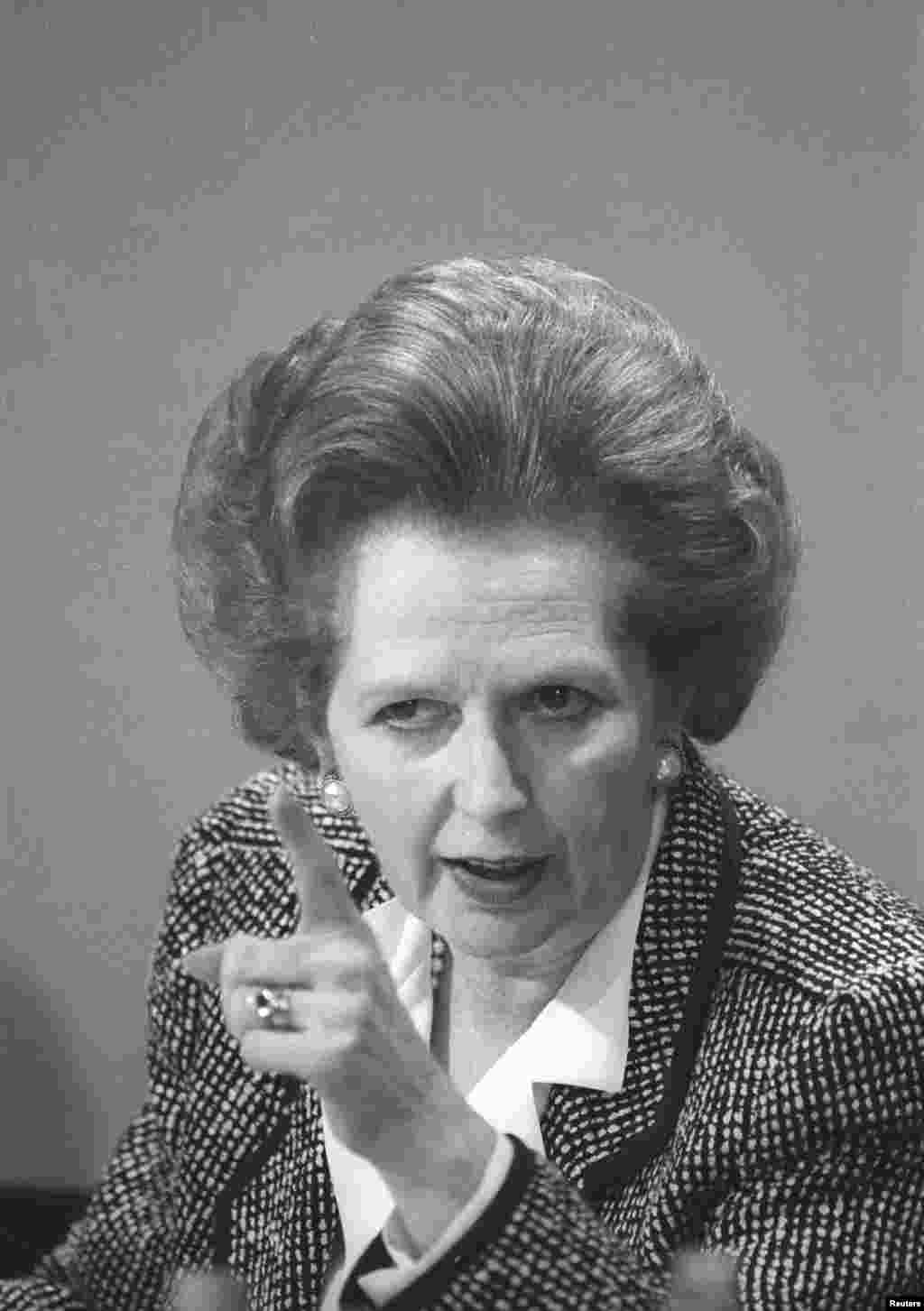 1987年6月8日,时任英国首相撒切尔夫人在伦敦的一个记者会上回答问题。