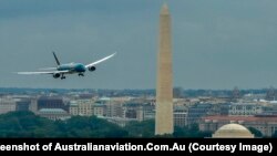 Một máy bay Boeing 787 của Việt Nam Airlines bay ngang qua Tượng đài Washington ở thủ đô Mỹ hồi tháng 7/2015. Hãng hàng không quốc gia lên kế hoạch khai thác đường bay thẳng thường lệ tới Mỹ vào cuối tháng 10.