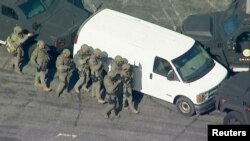 加州警方2023年1月22日包围了据信与前晚蒙特利公园市枪击事件有关的一辆白色面包车。（路透社转发。）