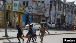 Umusivile yakomeretse akuwe ahaturikiye igisasu i Mogadishu, muri Somaliya, kw'itariki ya 29/10/2022. 