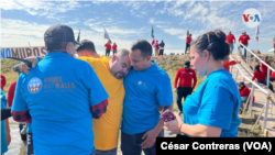 Jesús Borruel, centro con polo amarillo, hizo realidad su sueño este sábado 15 de octubre, de abrazar a los suyos gracias al evento "Abrazos, no muros".