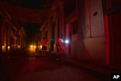 Los habitantes tuvieron que hacer uso de sus celulares para alumbrarse ante el corte del fluido eléctrico en la isla.