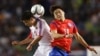 지난해 10월 인천 아시안게임 남자 축구 남북한 경기에서 북한의 조광(왼쪽) 선수와 한국의 김영욱 선수가 공중에 뜬 공을 차지하기 위해 몸싸움을 벌이고 있다.