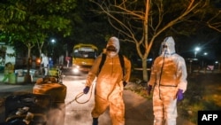 ရန်ကုန်မြို့ရှိ Quarantine စင်တာတခုမှာ ပိုးသတ်ဆေးဖျန်းနေတဲ့ စေတနာ့ဝန်ထမ်းများ။ (မေ ၀၈၊ ၂၀၂၀)