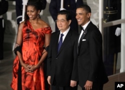 米歇尔身着Alexander McQueen晚礼服出席白宫晚宴
