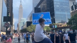 Manifestantes caminan una vez sobre la calle 34th en una de las varias protestas en la ciudad de Nueva York. [Foto: Celia Mendoza]