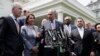 Como "muy constructiva" calificó el líder demócrata del Senado Chuck Schumer (centro), la reunión con el presidente Donald Trump sobre infraestructura. Asistieron también la presidenta de la Cámara de Representantes, Nancy Pelosi (2a. izq.), y otros legisladores demócratas. 